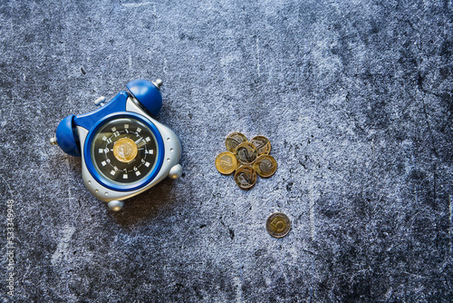 zegarek i monety 