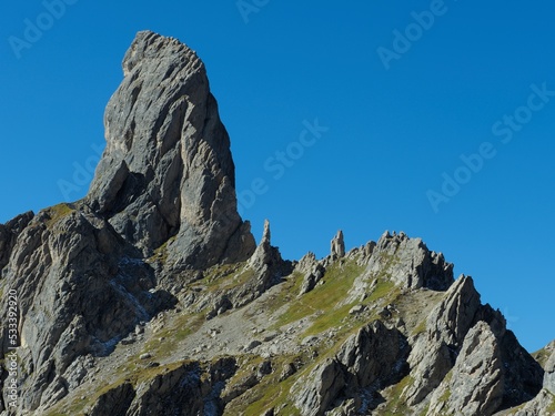 massif du beaufortain, versant est de la pierra menta sur fond de ciel bleu