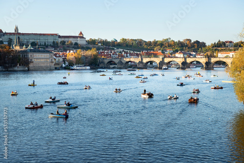 Sporty wodne na rzece przy Moście Karola w Pradze