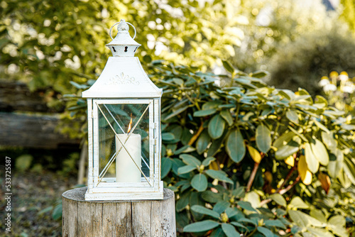Lampion w starym ogrodzie, listopadowe, 1 listopad, wspomnienie zmarłych, natura jesienią, jesień, przyroda, 
