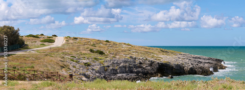 Gargano, Peschici, Vieste, piękne plaże, skaliste wybrzeże, owoce morza i wakacyjna kąpiel w Adriatyku. Panorama wybrzeża z kamienistą drogą.