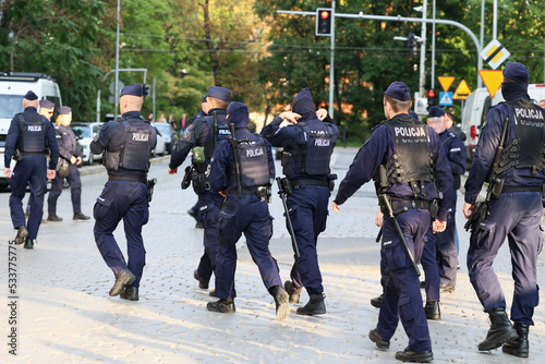 Polska policja na zabezpieczeniu zgromadzenia publicznego w czasie kampanii wyborczej. 