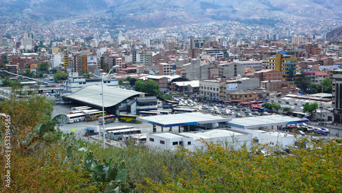 Terminal de buses interdepartamentales de la ciudad de Cochabamba - Boivia. Fotografia panoramica desde la Coronilla hacia la zona norte y la cordillera Tunari