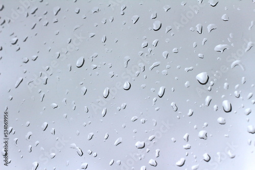 gotas de chuva na janela, gotas de água da chuva no vidro, pingos de chuva na janela