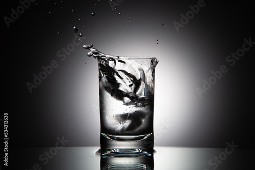Splash de gelo no copo d'água