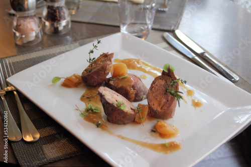 Ballotine de canard farci au foie gras et poire, sauce à la poire