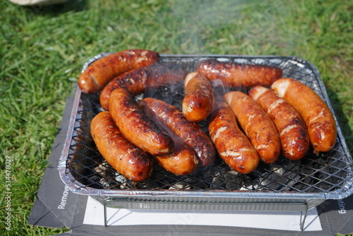 Grill. Kiełbasa z grilla. Grillowanie na dworze. Grillowane mięso.