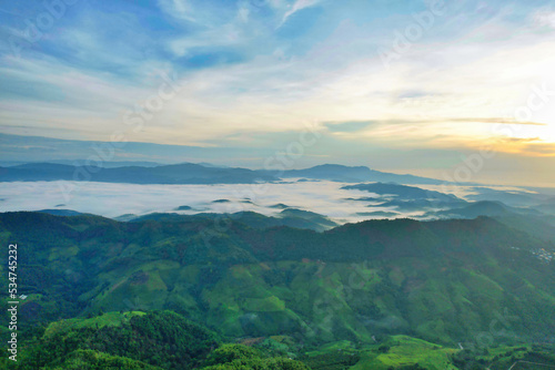 早朝の青々と茂る大自然の山間部風景 タイ・チェンライ