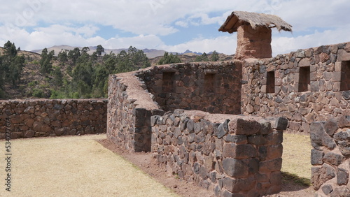 Le temple de Raqchi, une cité des Incas et ses alentours, avec ses murs penchés, le chemin royal et ses vestiges prestigieuses