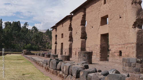 Le temple de Raqchi, une cité des Incas et ses alentours, avec ses murs penchés, le chemin royal et ses vestiges prestigieuses