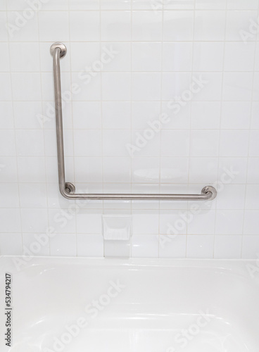 Barres de maintien dans un environnement de bain et douche