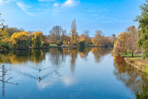 The Vincennes lake in autumn.