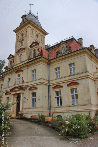 Neorenesansowy pałac z 1875 roku w Makowicach nieopodal Świdnicy (Polska, województwo dolnośląskie), powstały po przebudowie dworu z XVII wieku.
