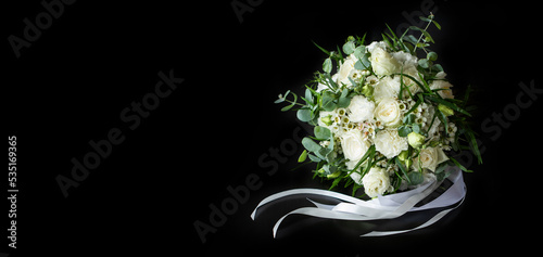 bukiet ślubny z białych kwiatów na czarnym tle jako baner, bouquet wedding