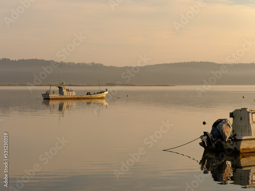 朝の美しい小川原湖に浮かぶボート