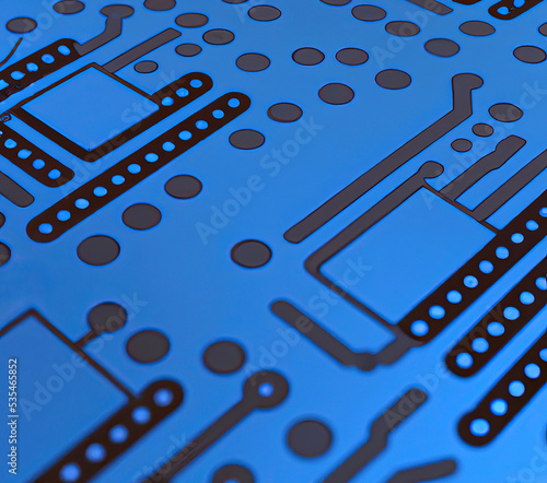 Ciemno niebieska płytka PCB elektroniczna.