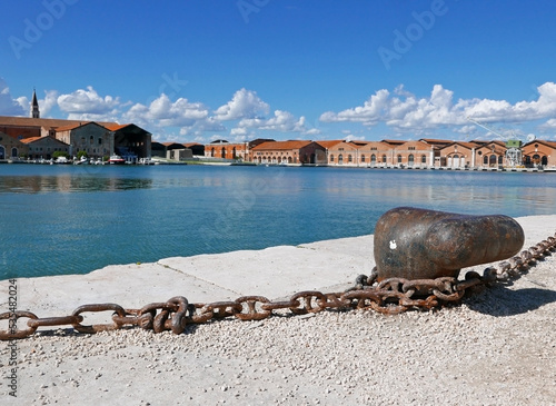 immagine dell'arsenale a venezia in una giornata limpida