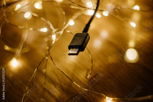 Kabel USB C wyłaniający się ze światła