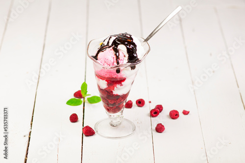 Deser lodowy w pucharku / Ice cream dessert in a cup raspberries and chocolate