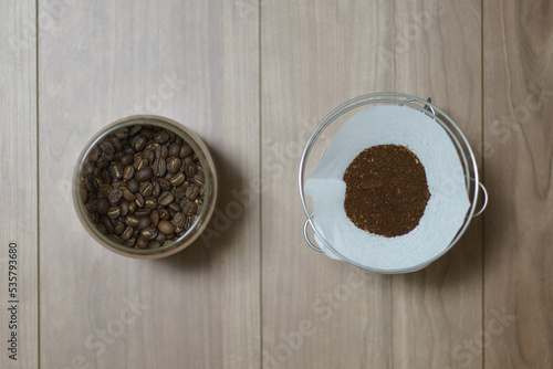 浅煎りのコーヒー豆と中挽きのコーヒー粉