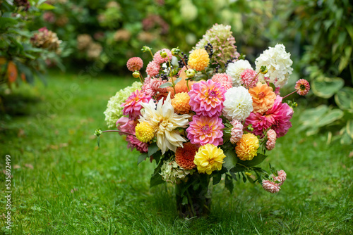 Kompozycja kwiatowa z kwiatów dalii, astrów i hortenji w ogrodzie, bukiet kwiatów, bouquet of flowers