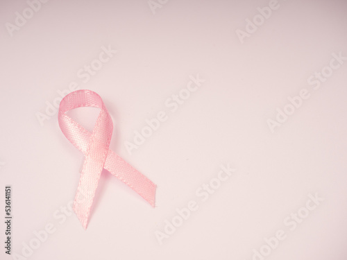 Różowa wstążka na białym tle - nowotwór, rak