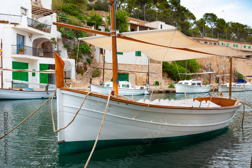 Llaut (tradicional barco de pesca de las Islas Baleares) en el puerto pesquero de Cala Figuera, en el este de la isla de Mallorca (Islas Baleares, España). Al fondo pueden verse los típicos "escars".