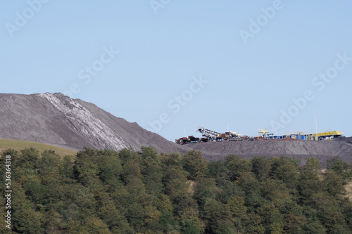 Maszyny pracujące na hałdzie kopalnianej w Bogdance.