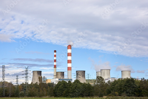 Elektrownia węglowa z kominami