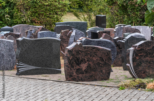 Bei einem Steinmetz stehen viele Grabsteine für die Hinterbliebene zur Auswahl