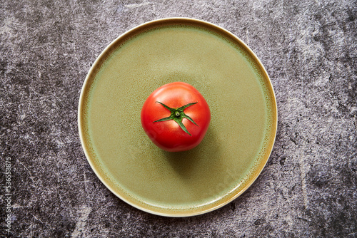 czerwony pomidor na talerzu 