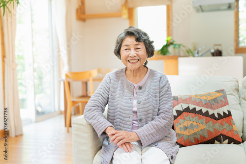 笑顔のシニア女性