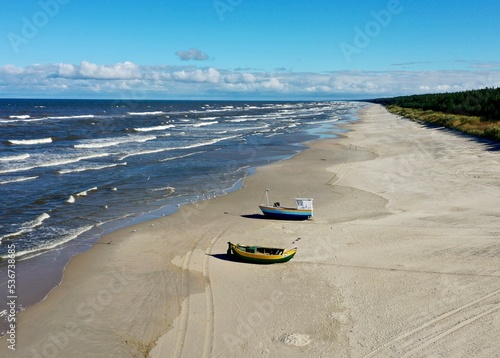 Przepiękna plaża w Jantarze na Mierzei Wiślanej. Słoneczne niebo, wielkie fale, szerokie plaże, wspaniały piasek i nadmorskie spacery.