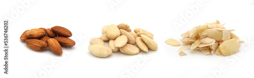 Trois tas d'amandes entières, émondées et effilées isolés sur fond blanc