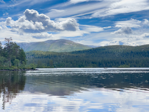 Stora Harundsjon, See in Schweden mit Blick auf das Nipfjället