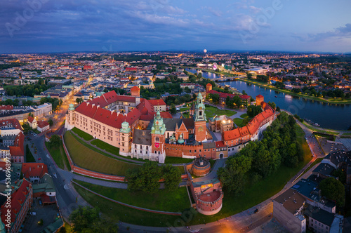 Kraków zamek na Wawelu, Wzgórze Wawelskie w Krakowie, katedra na Wawelu i Wisła