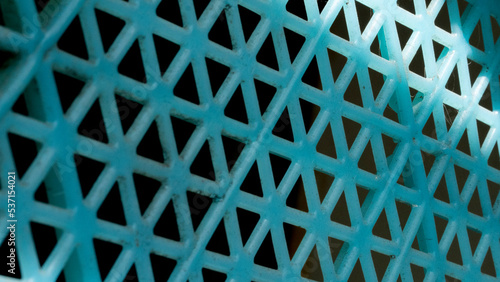 Rejilla de plástico de color celeste o turquesa con patron de triángulos