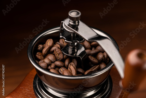 コーヒーミルでコーヒー豆を挽く