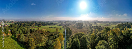 Poranne mgły na terenach zielonych Górnego Śląska w Polsce, okolice Jastrzębia Zdroju, panorama jesienią z lotu ptaka