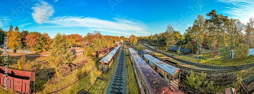zabytkowa stacja kolejowa, muzeum kolei wąskotorowej w Rudach na Śląsku w Polsce, panorama z lotu ptaka jesienią.