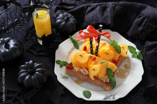 Halloween open sandwich with fresh persimmon and cream cheese ハロウィン 柿のオープンサンドイッチ 柿のオープンサンド