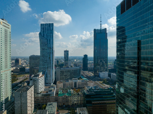 wieżowce, drapacze chmur, budynki biznesowe w centrum miasta, warszawa