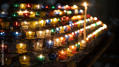 bunte Kerzen in der Kirche 