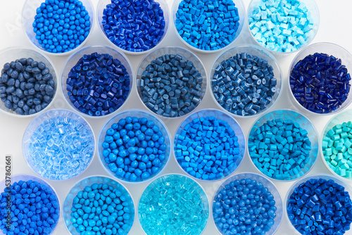 Auswahl an blauen Kunststoff-Granulaten