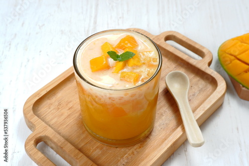  sweet and creamy sago mango dessert,asian mango dessert, also known as Mango Lolo