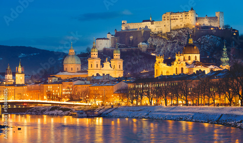 Stadt Salzburg mit Altstadt und Schloss in der Dämmerung zu Weihnachten mit Beleuchtung