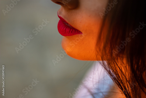 Rosto de linda modelo feminina morena usando batom vermelho
