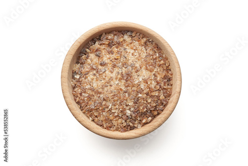 Cukier brązowy kandyzowany w drewnianej miseczce na białym tle