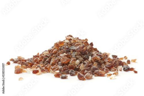 Cukier brązowy kandyzowany duże kryształy na białym tle