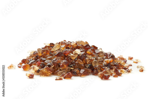 Cukier brązowy kandyzowany duże kryształy na białym tle